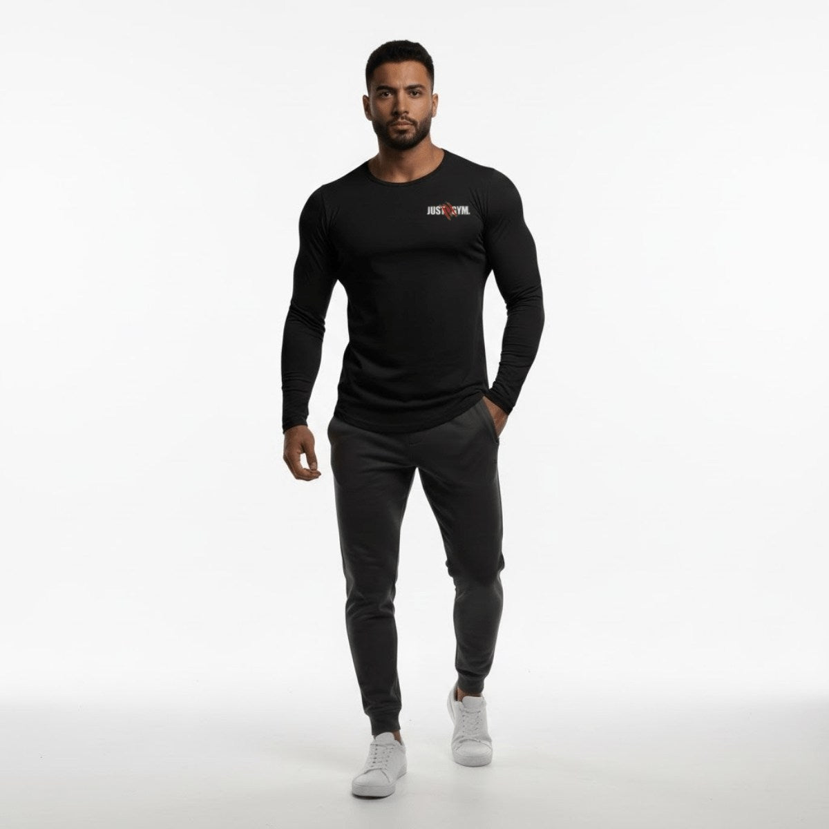  Tenue sport homme noire avec t-shirt ajusté idéale pour fitness et entraînement