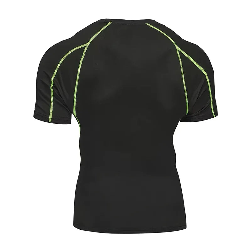 Dos du t-shirt de course homme UltraDry™ noir avec coutures vertes – matière respirante, extensible, coutures plates anti-frottement, idéal running, sport intensif et entraînement.