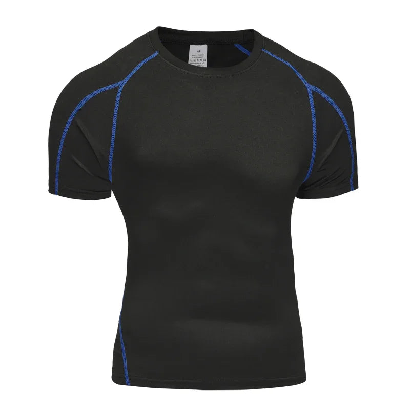 T-shirt de course homme UltraDry™ noir avec coutures bleues – respirant, léger, tissu technique à séchage rapide, idéal pour running, fitness et entraînement intensif.