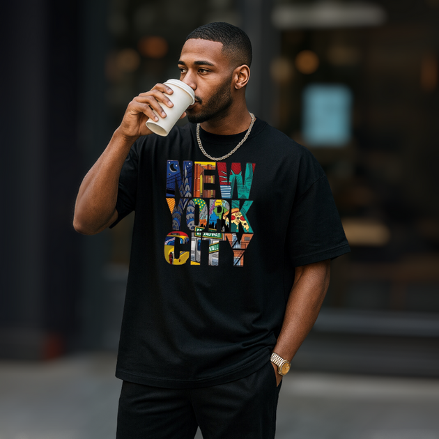  Homme portant un t-shirt NEW YORK CITY noir – coupe oversize, style de rue moderne