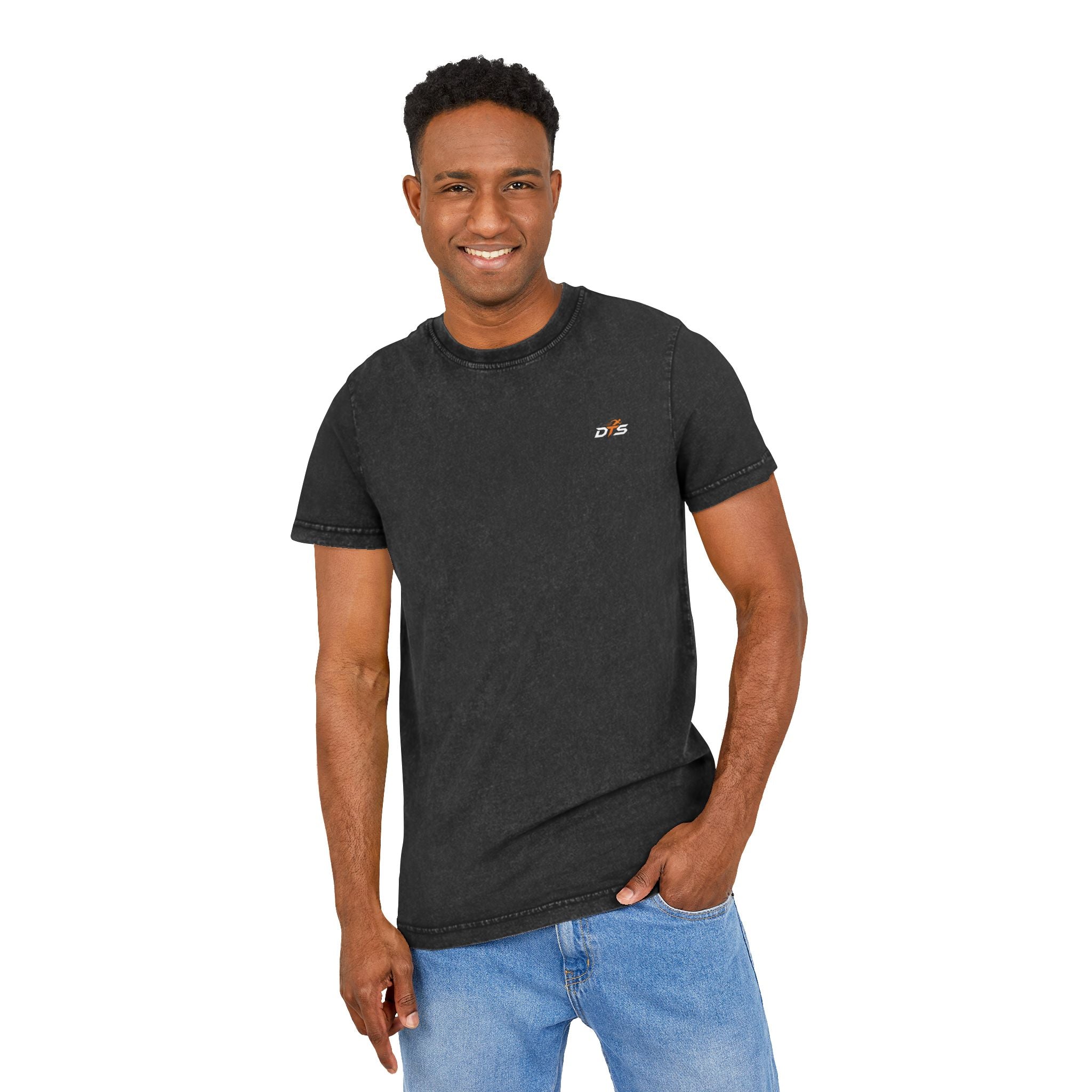 Homme portant un t-shirt oversize acid wash noir DTS au style streetwear vintage