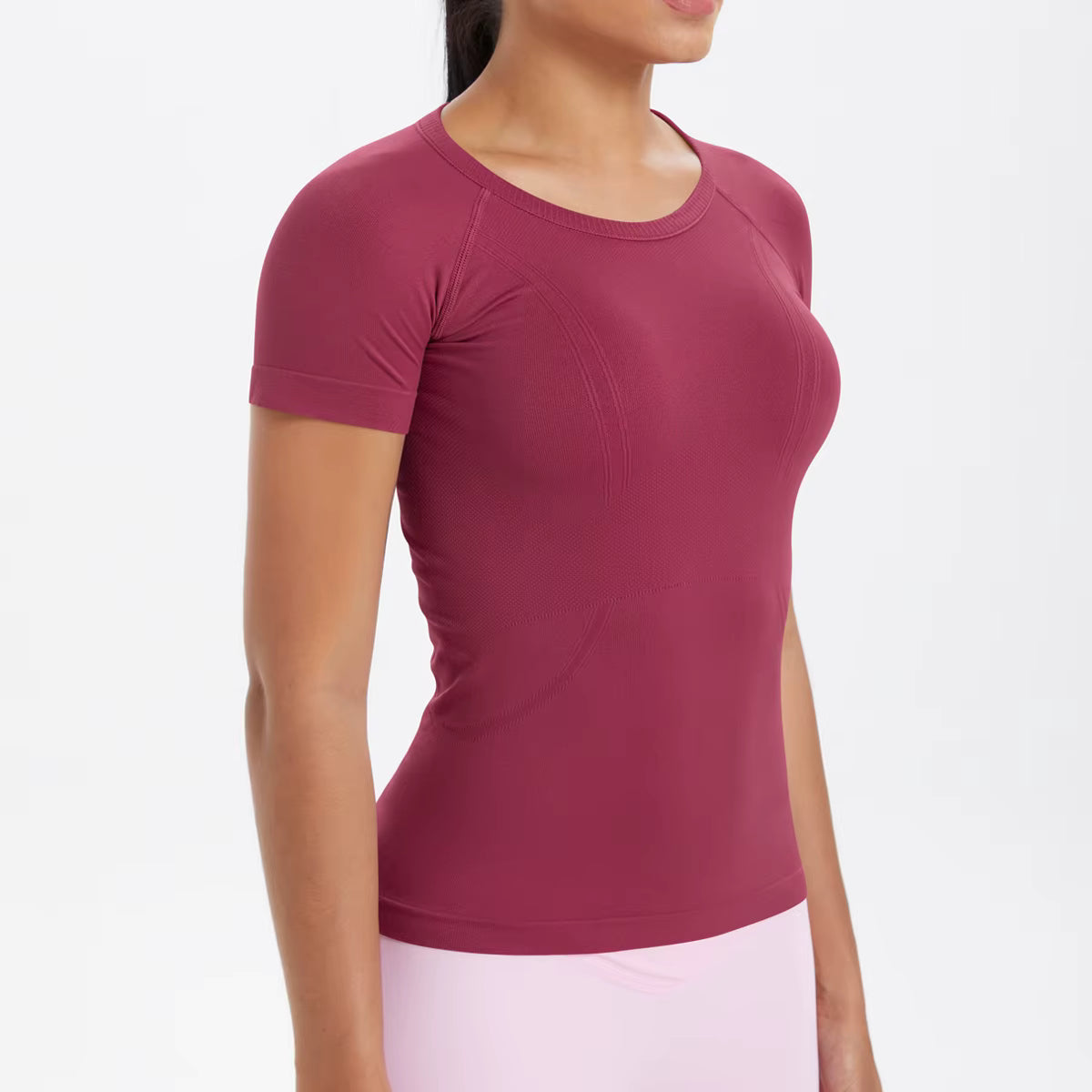 T-shirt sport femme bordeaux, coupe gainante et tissu respirant pour entraînement fitness
