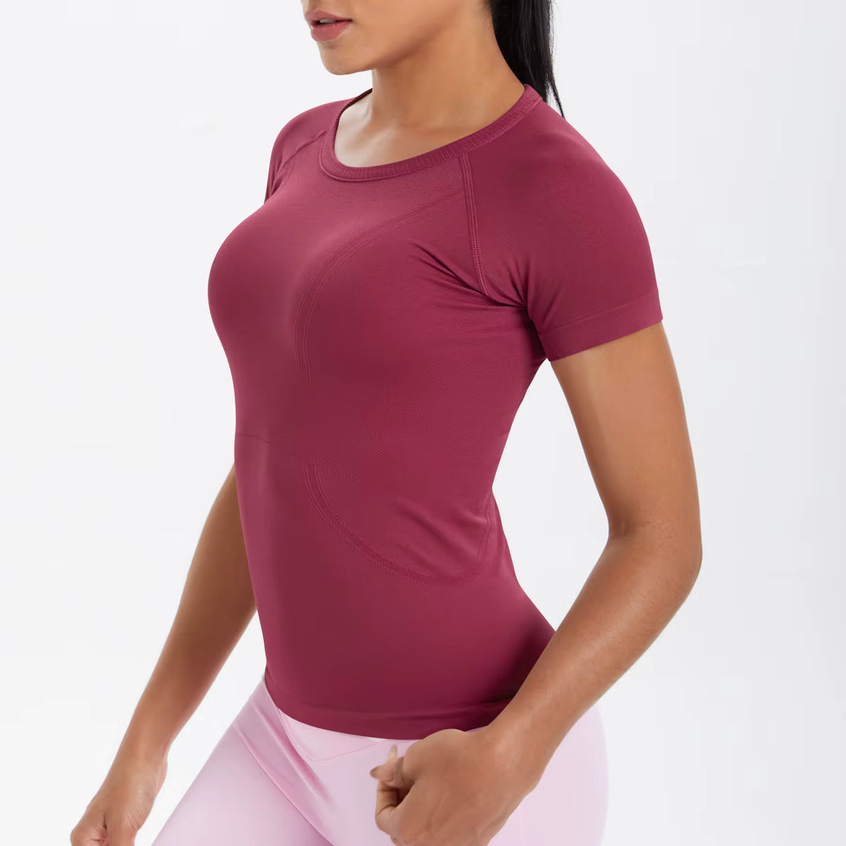 T-shirt technique femme bordeaux, ajusté et extensible, parfait pour séance de gym