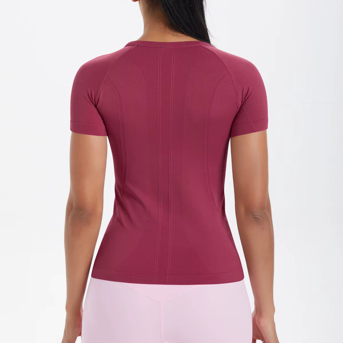 Dos du t-shirt fitness femme bordeaux, tissu respirant offrant liberté de mouvemen