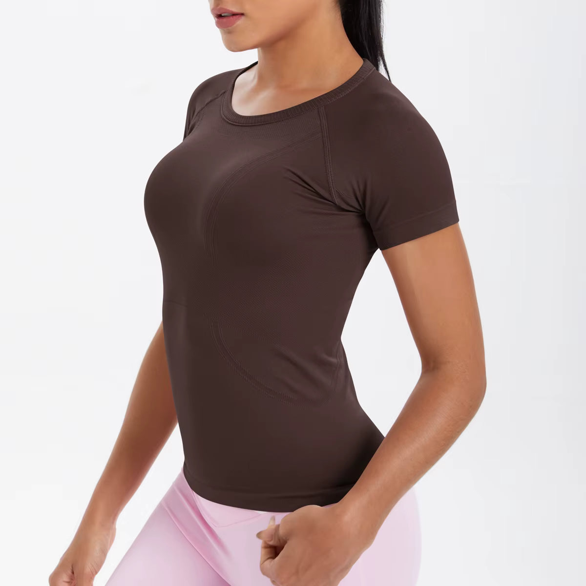 T-shirt sport femme marron respirant, coupe athlétique et maintien pour running et fitness
