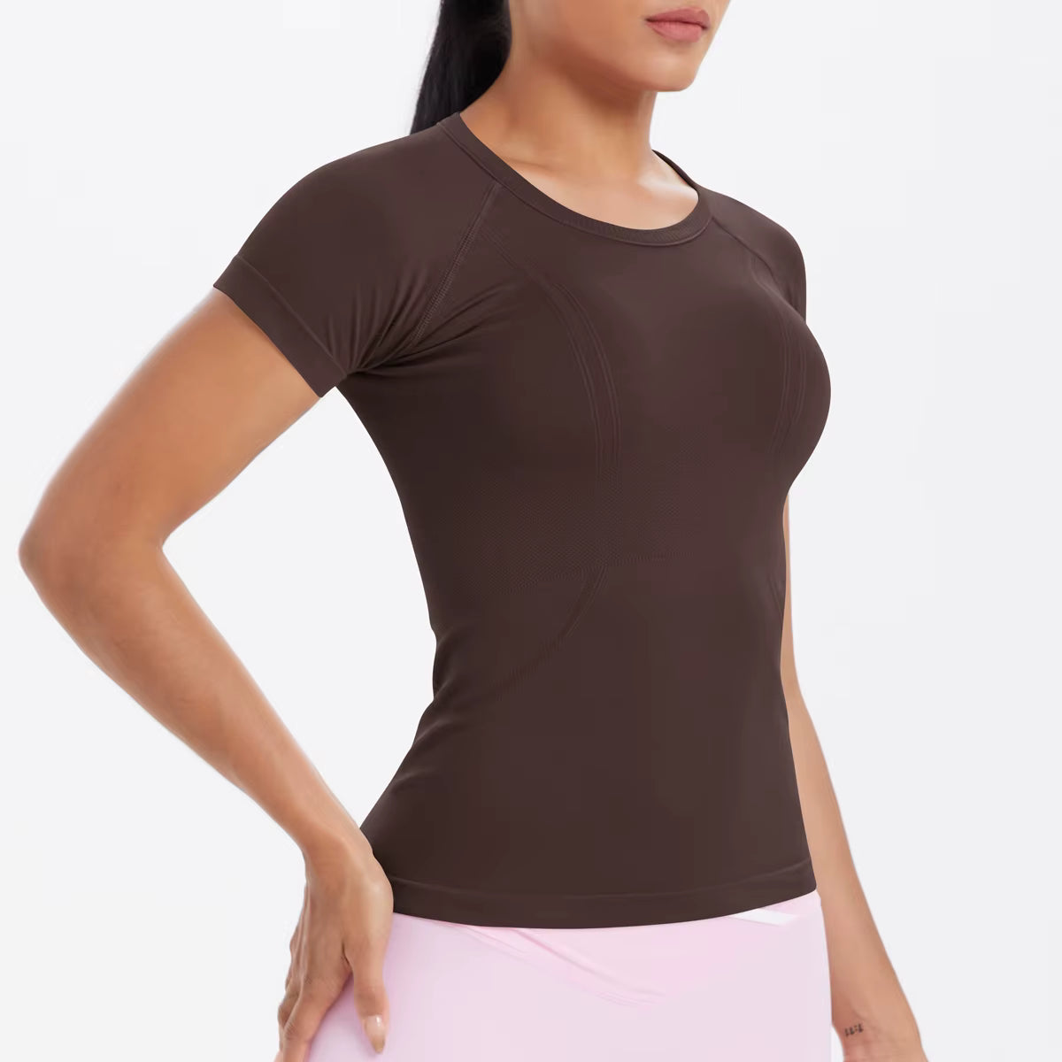 T-shirt technique femme marron, coupe gainante et tissu respirant pour entraînement sportif