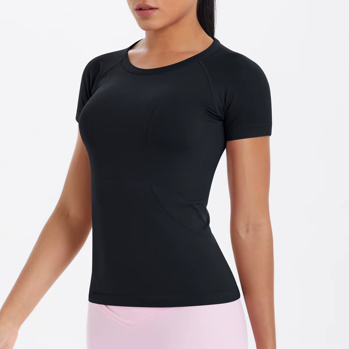 T-shirt technique femme noir, coupe athlétique et tissu stretch pour séances de gym

