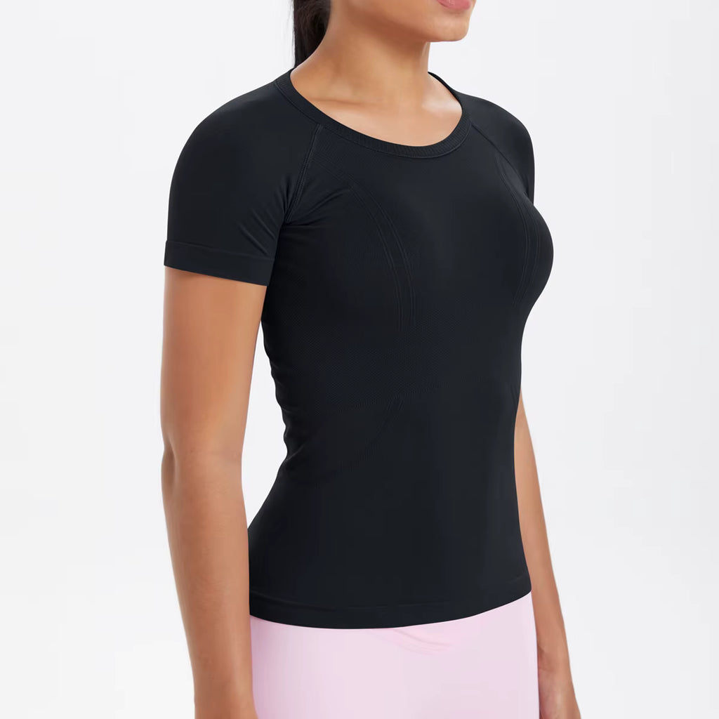 T-shirt sport femme noir moulant et respirant, maintien naturel pour musculation et cardio