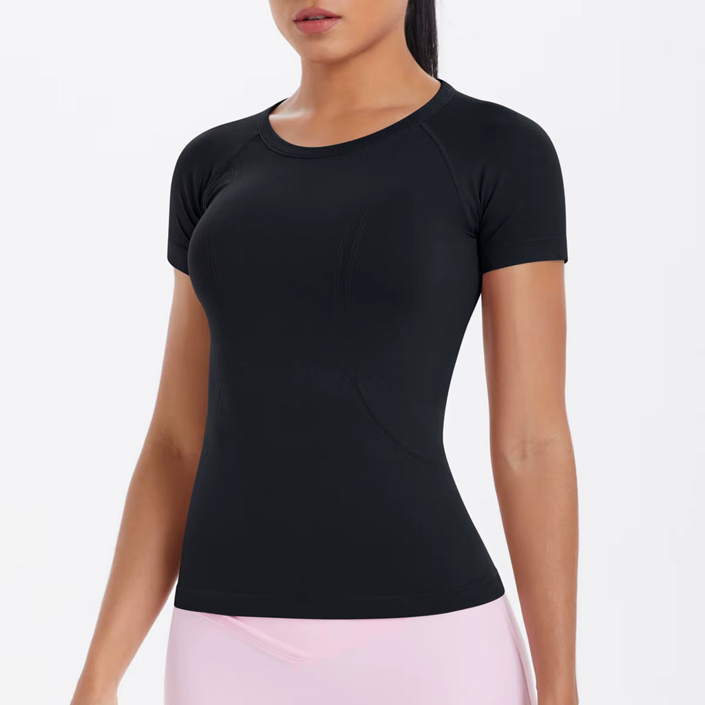 T-shirt noir technique pour femme, confort stretch et tenue parfaite durant l’effort
