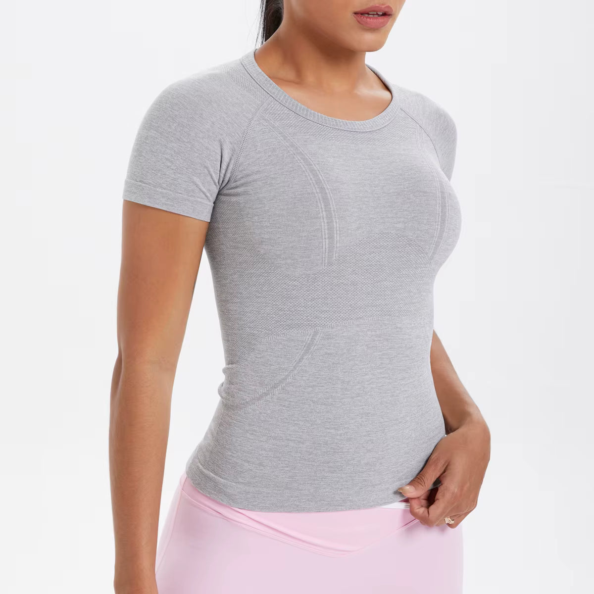 T-shirt technique femme gris clair stretch, confort optimal pour entraînement fitness
