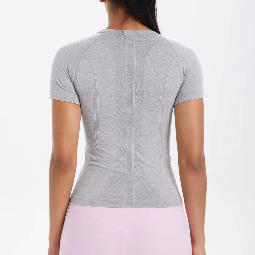 T-shirt sport femme gris moulant et respirant, maintien naturel pour musculation et cardio
