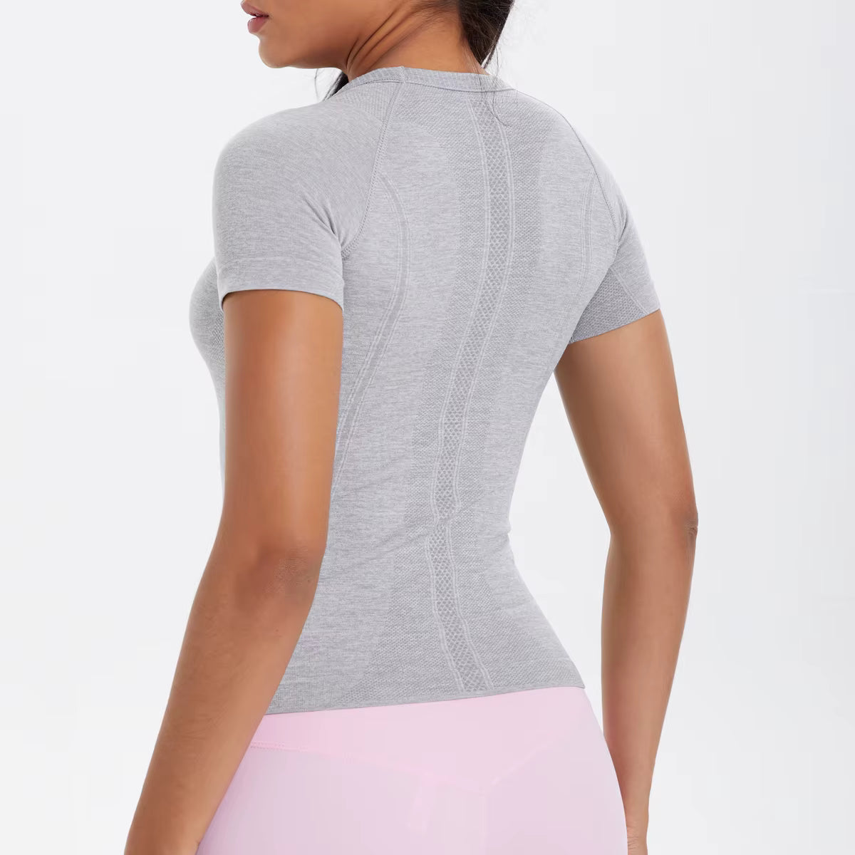 Dos du t-shirt sport femme gris, tissu respirant et liberté de mouvement running
