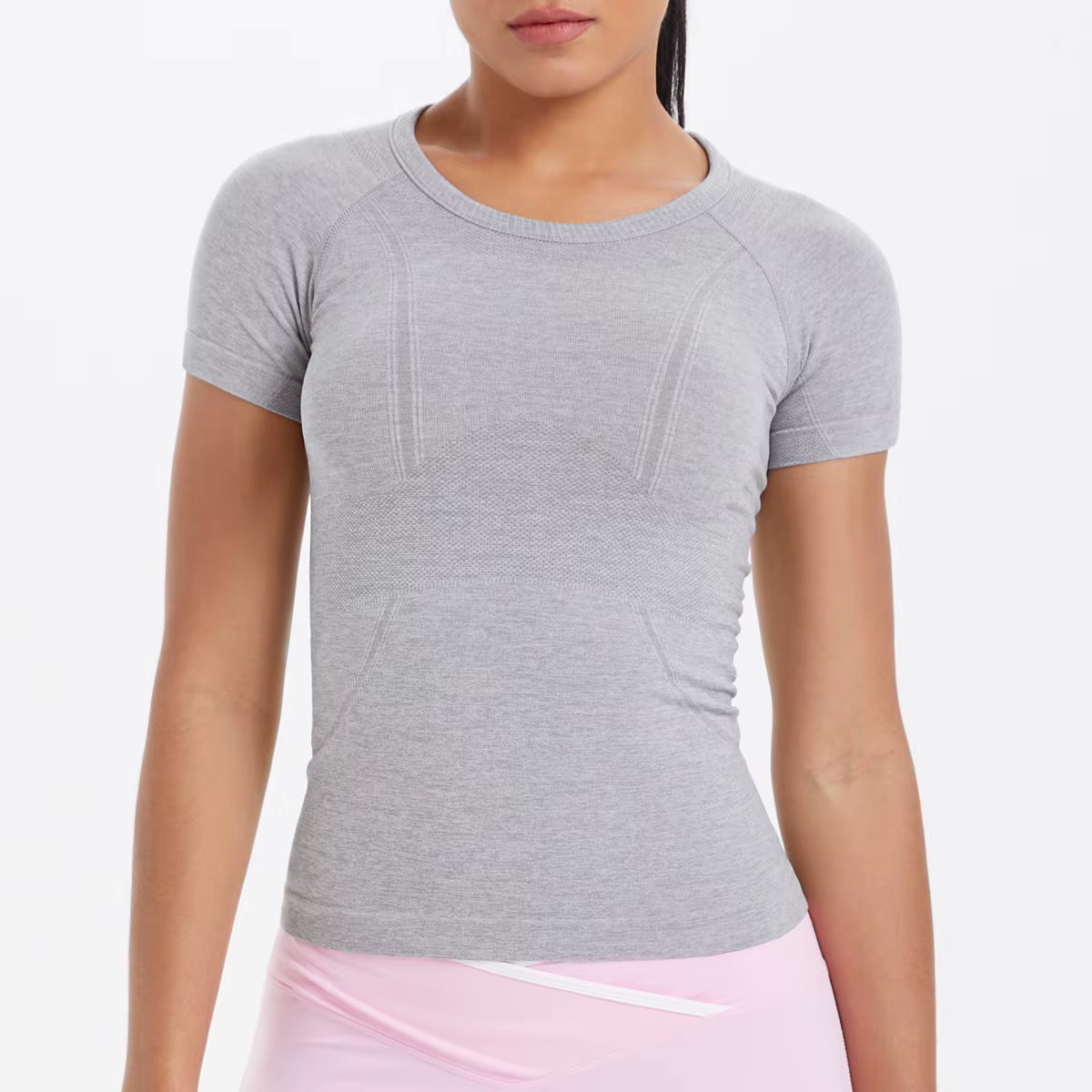 T-shirt gris clair pour femme, ajusté et technique, idéal séance de fitness et gym