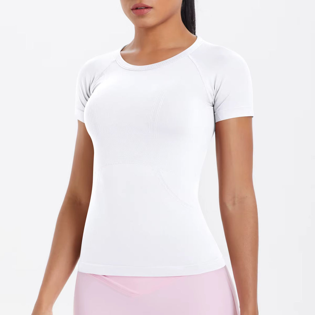T-shirt technique blanc femme moulant et respirant, confort et maintien pour entraînement
