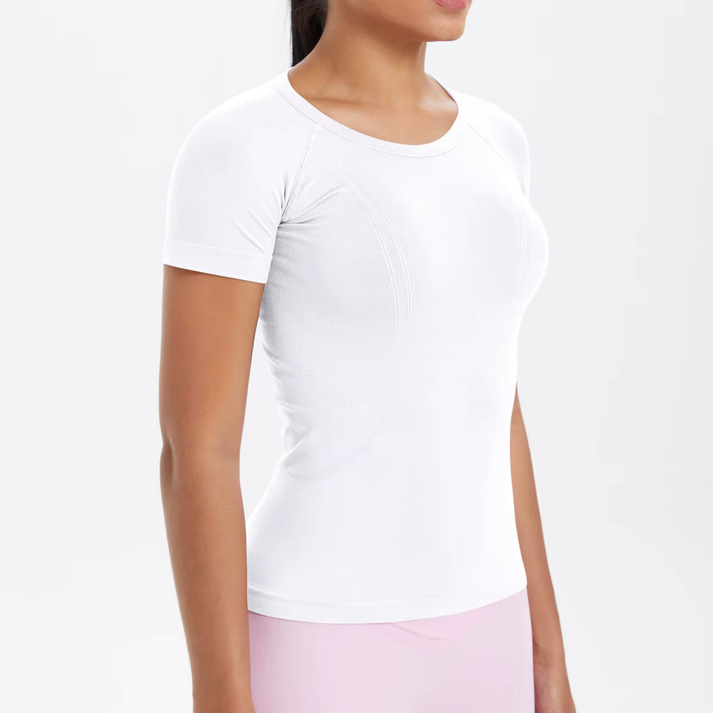T-shirt sport femme blanc ajusté, matière stretch et séchage rapide pour gym et running
