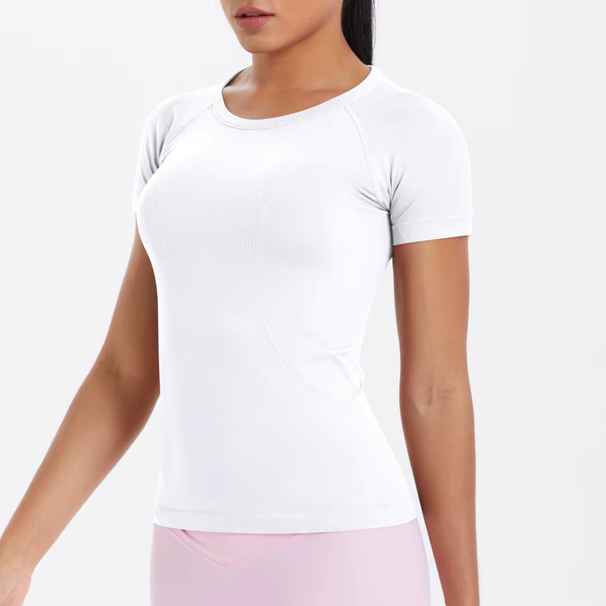 T-shirt sportif femme blanc moulant, tissu respirant stretch pour séance fitness et cardio
