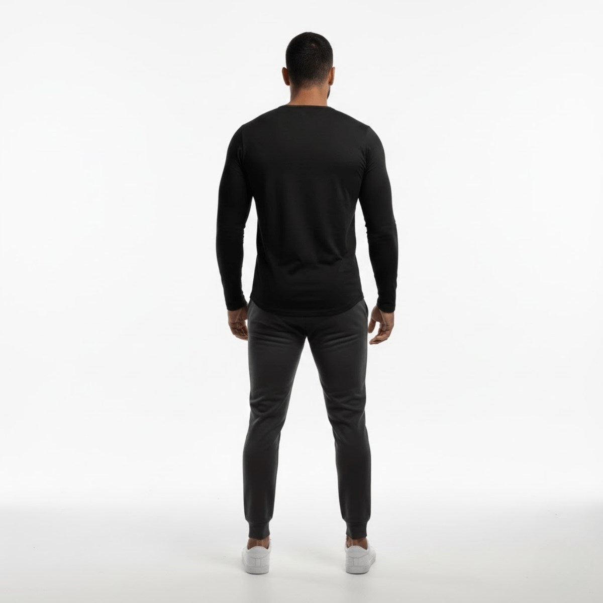 Homme portant un t-shirt sport noir vu de dos avec coupe athlétique
