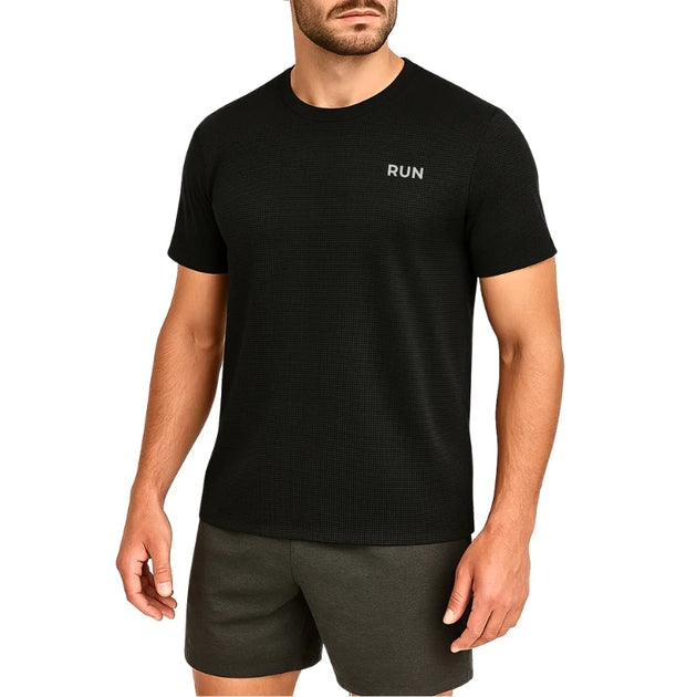  T-shirt sport homme noir porté – technologie UltraRespire, tissu respirant, coupe athlétique
