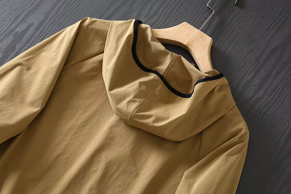 détail capuche veste coupe vent homme beige légère respirante pour running et sport extérieur