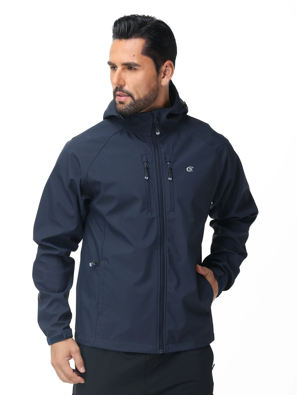 Homme portant une veste coupe vent bleu marine avec capuche pour randonnée et activités outdoor
