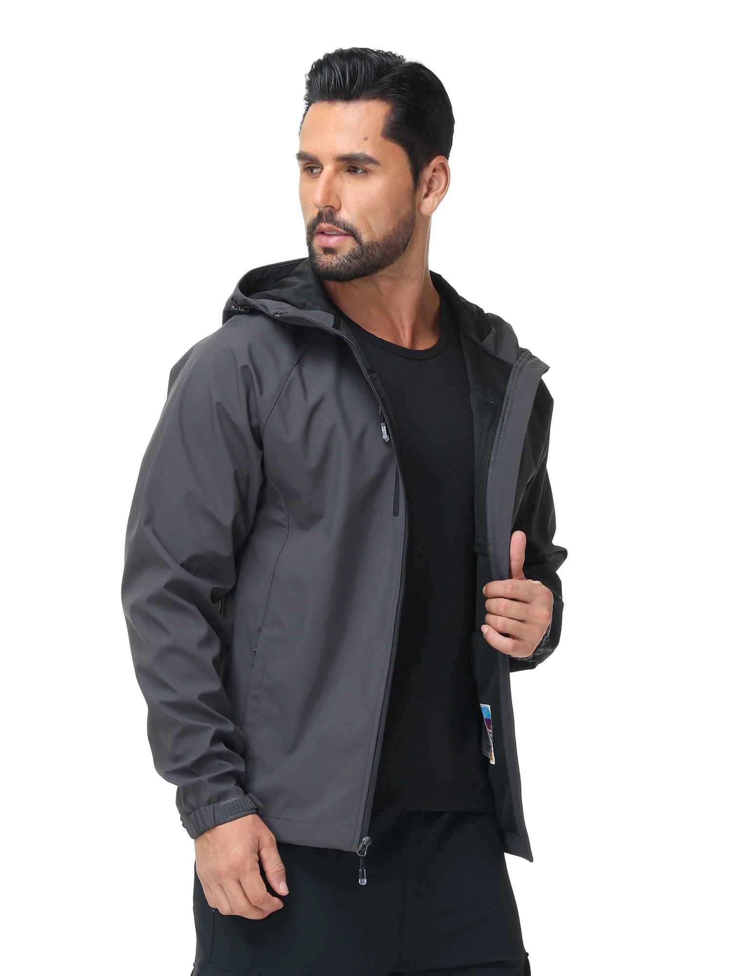 Homme portant une veste coupe vent gris foncé pour randonnée et activités outdoor