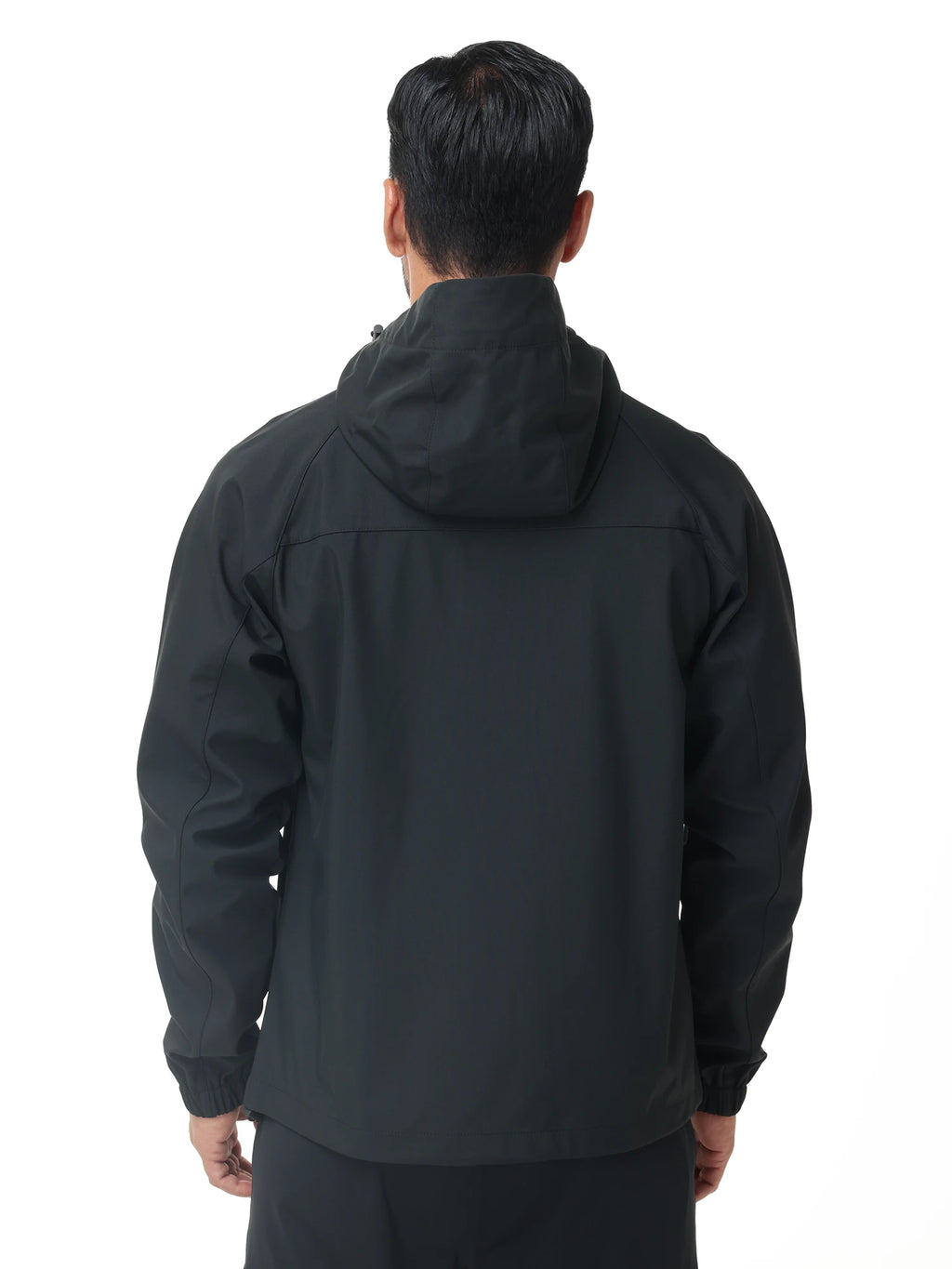 Vue arrière veste coupe vent homme noire avec capuche pour randonnée outdoor