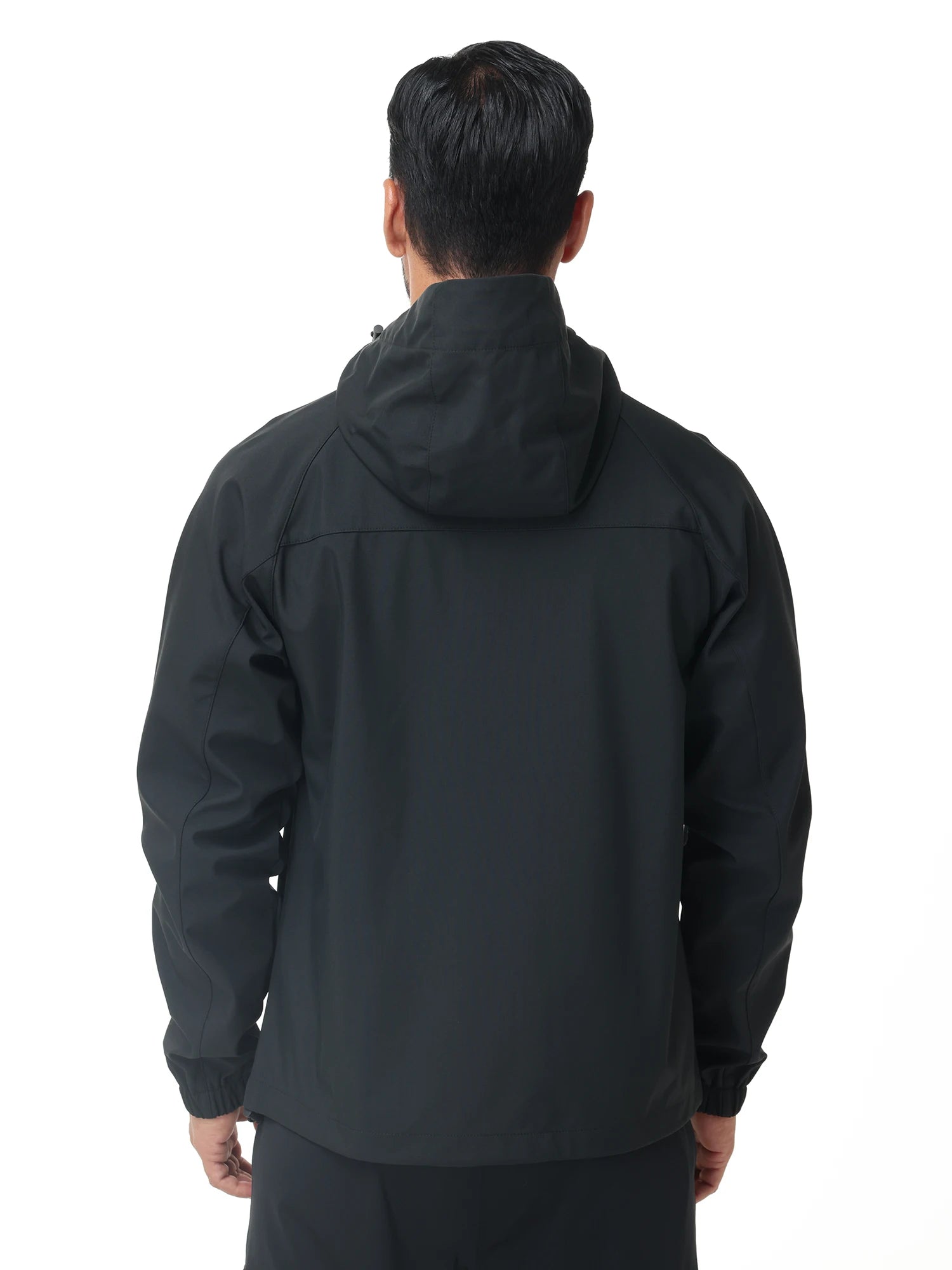 Vue arrière veste coupe vent homme noire avec capuche pour randonnée outdoor