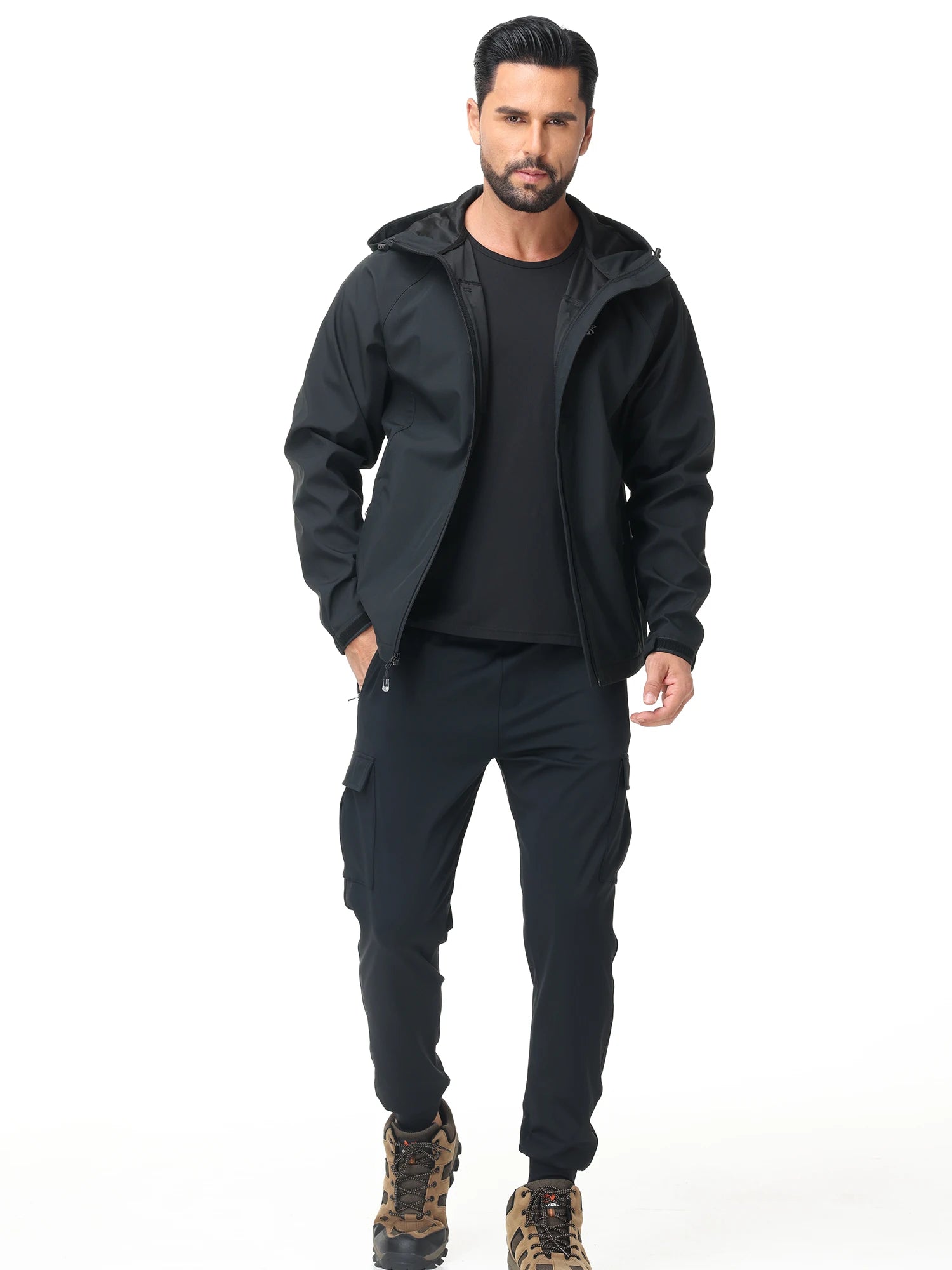 Homme portant une veste coupe vent noire pour activité sport et outdoor