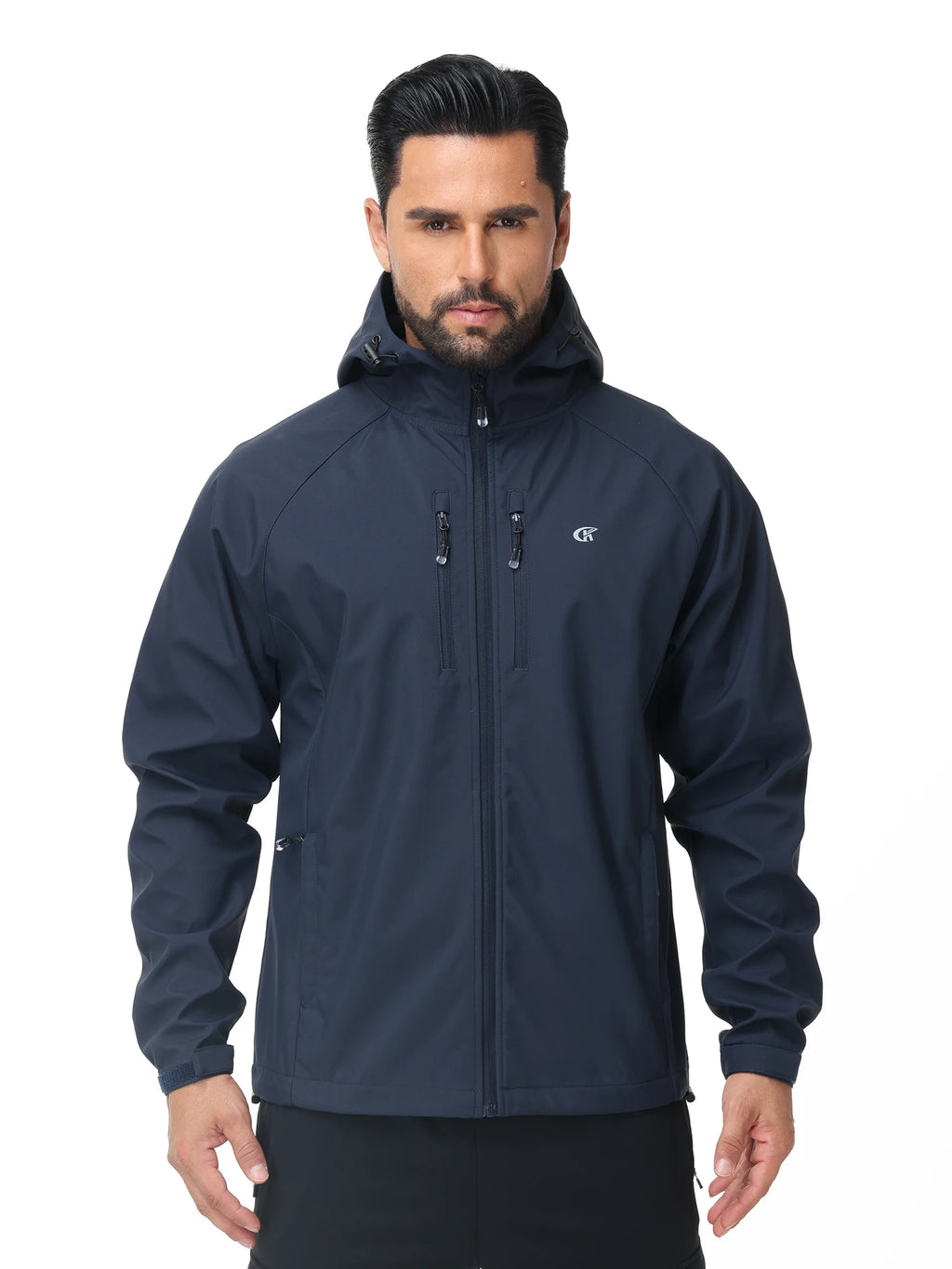 Homme portant une veste coupe vent bleu marine pour randonnée et activités outdoor