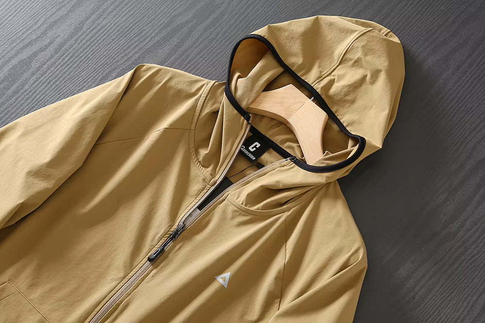 veste sport homme beige coupe vent légère avec capuche idéale pour running et entraînement