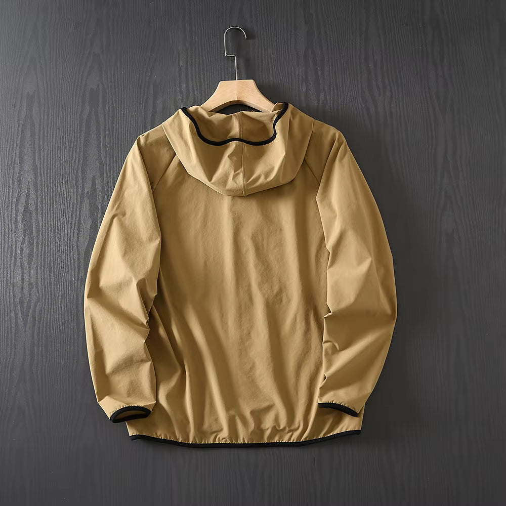 vue arrière veste coupe vent homme beige légère avec capuche pour running randonnée et sport extérieur