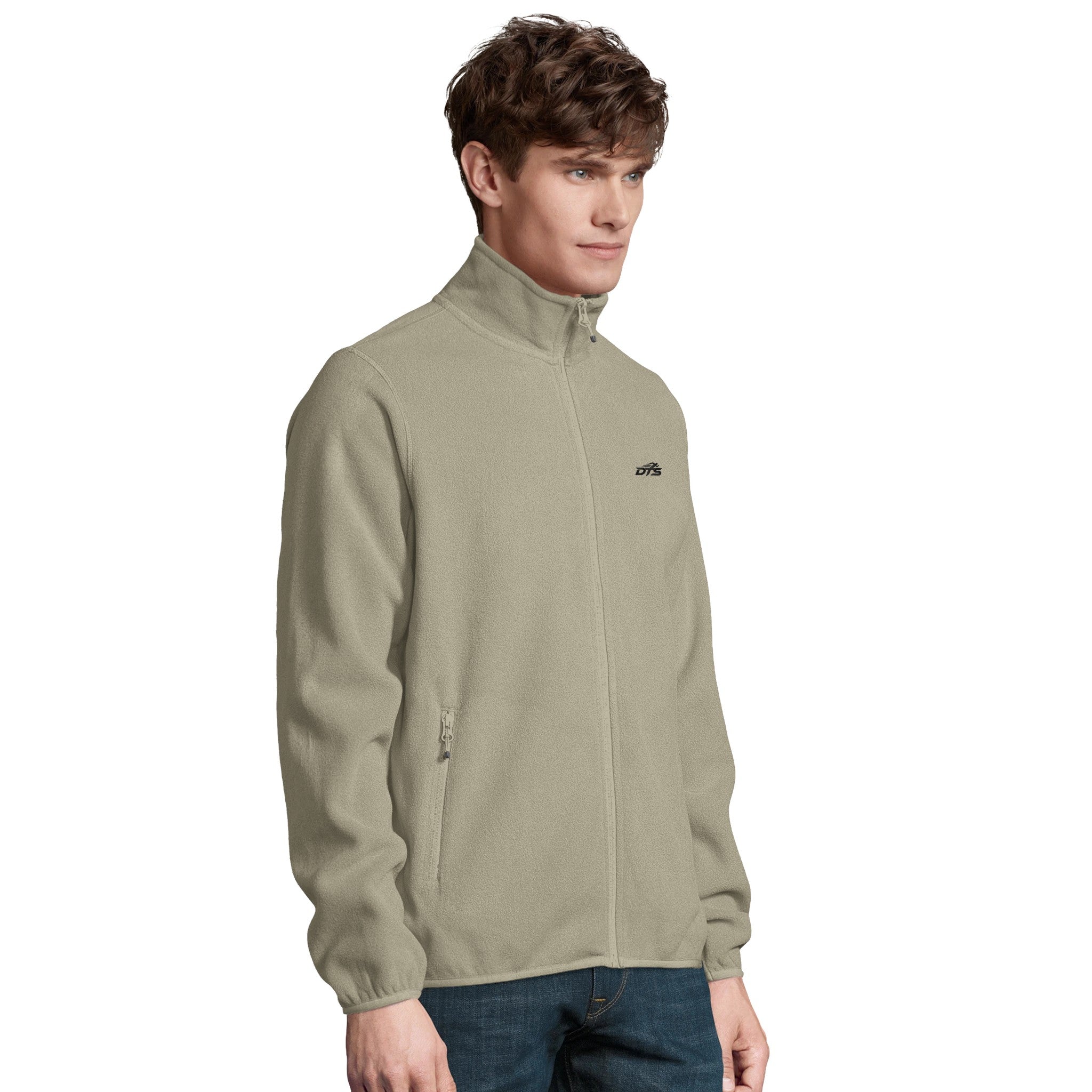 Homme portant une veste polaire beige sable DTS™ Essential avec fermeture zippée et logo noir brodé style sportwear premium outdoor et lifestyle masculin