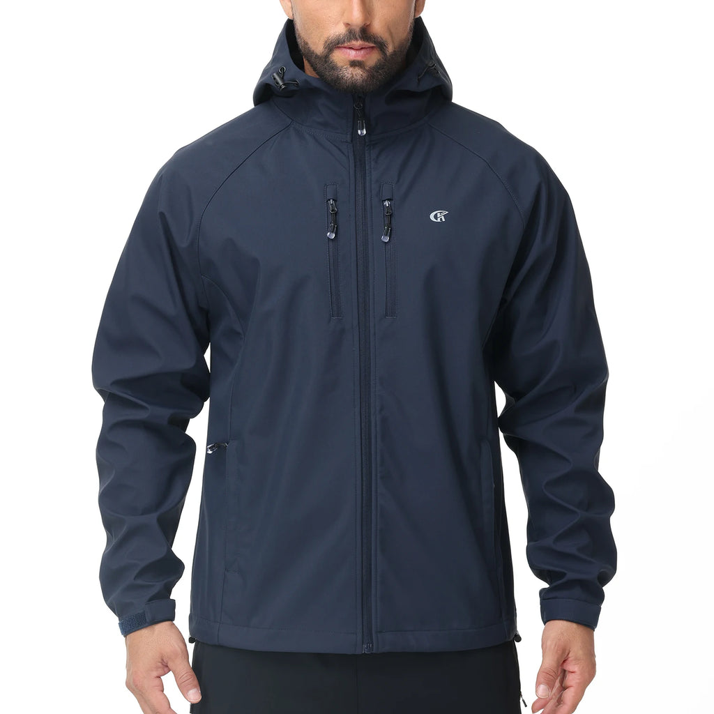 Zoom sur une veste randonnée homme bleu marine avec capuche et poches zippées pour trekking outdoor