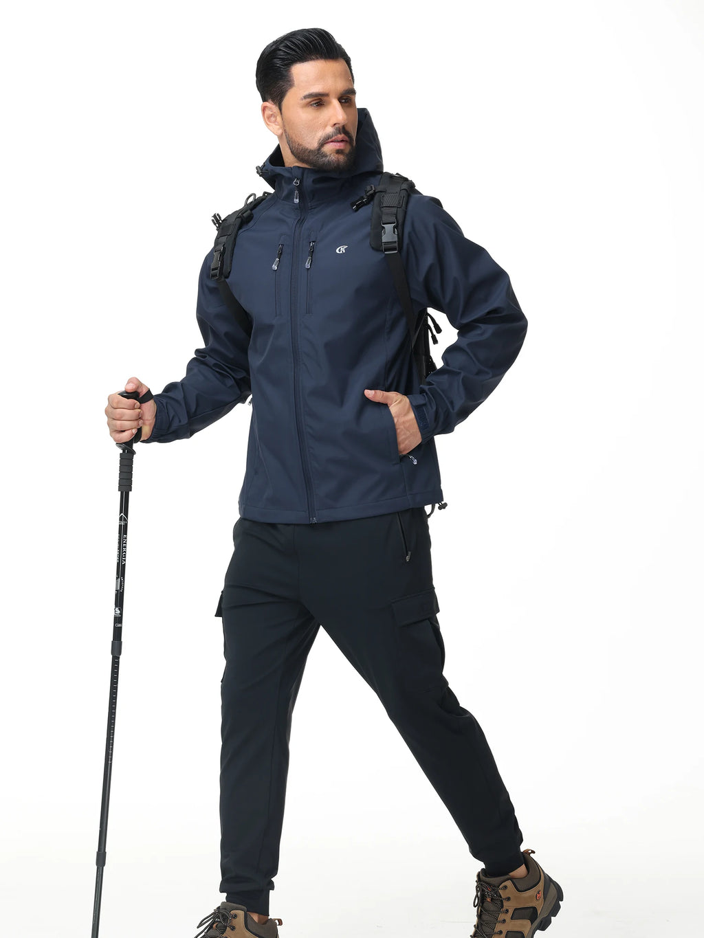 Homme portant une veste randonnée coupe-vent bleu marine avec capuche lors d’une marche trekking outdoor