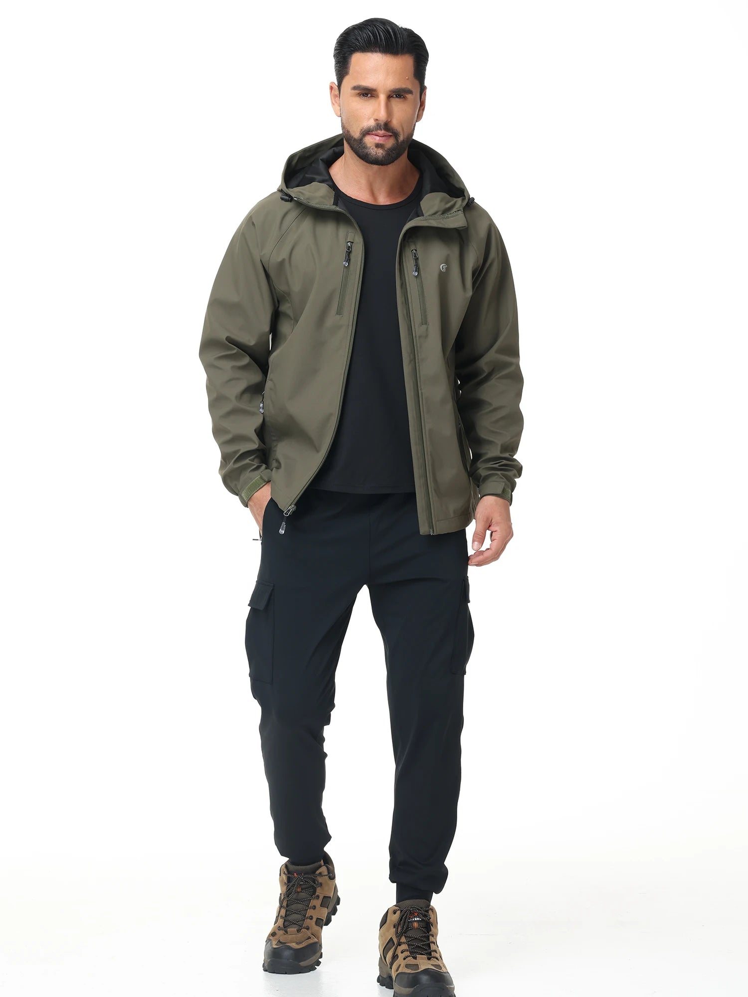 Homme portant une veste randonnée coupe vent kaki pour activité outdoor et trekking