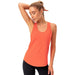 Zoom sur le débardeur sport femme orange, tissu respirant côtelé et coupe confortable
